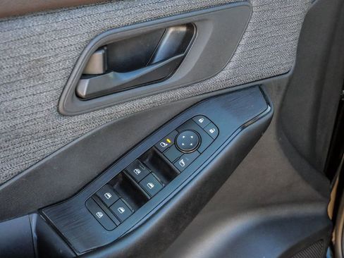 Used 2023 Nissan Rogue S image 27