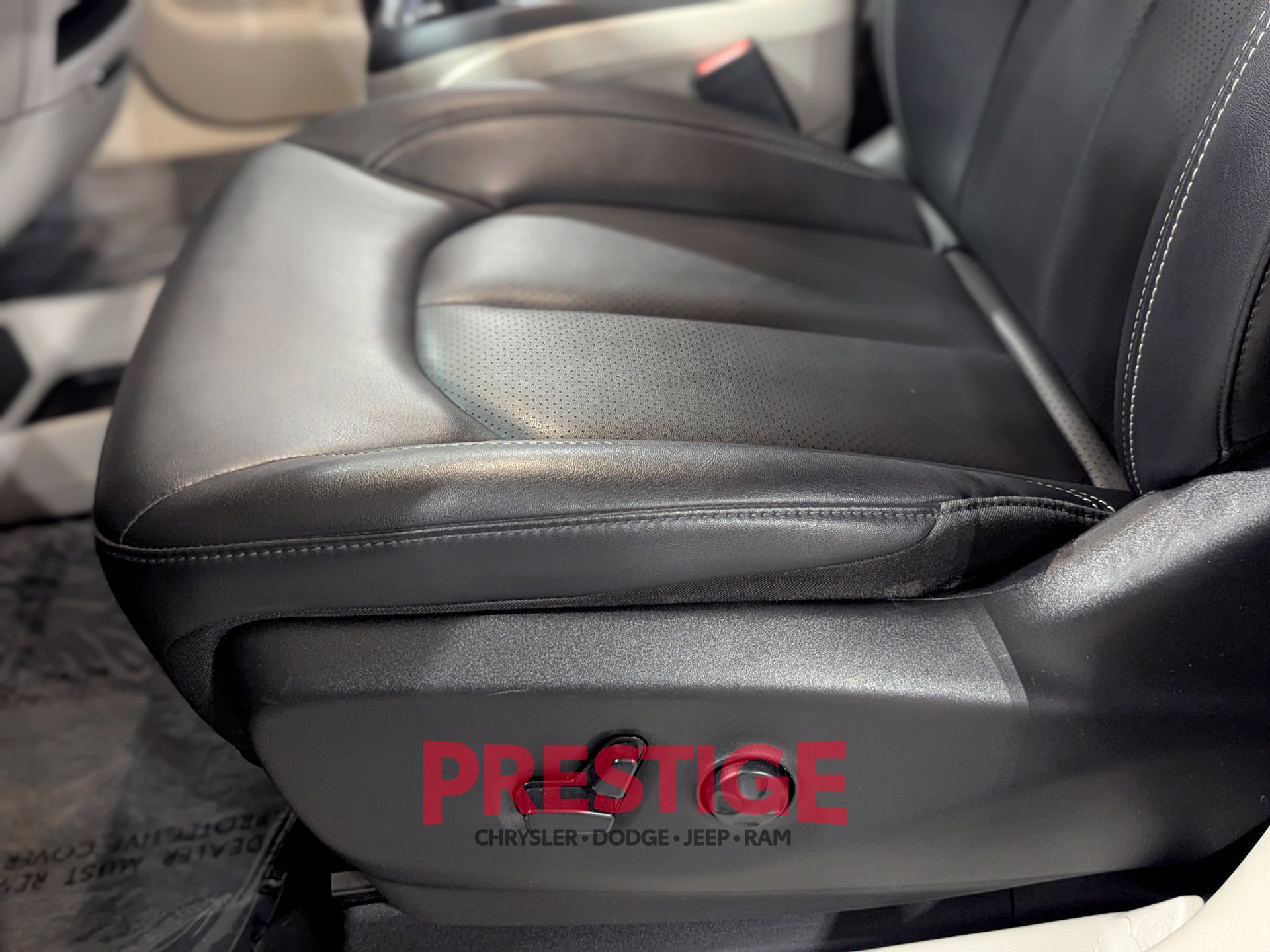 Used 2024 Chrysler Pacifica Touring-L FWD image 25