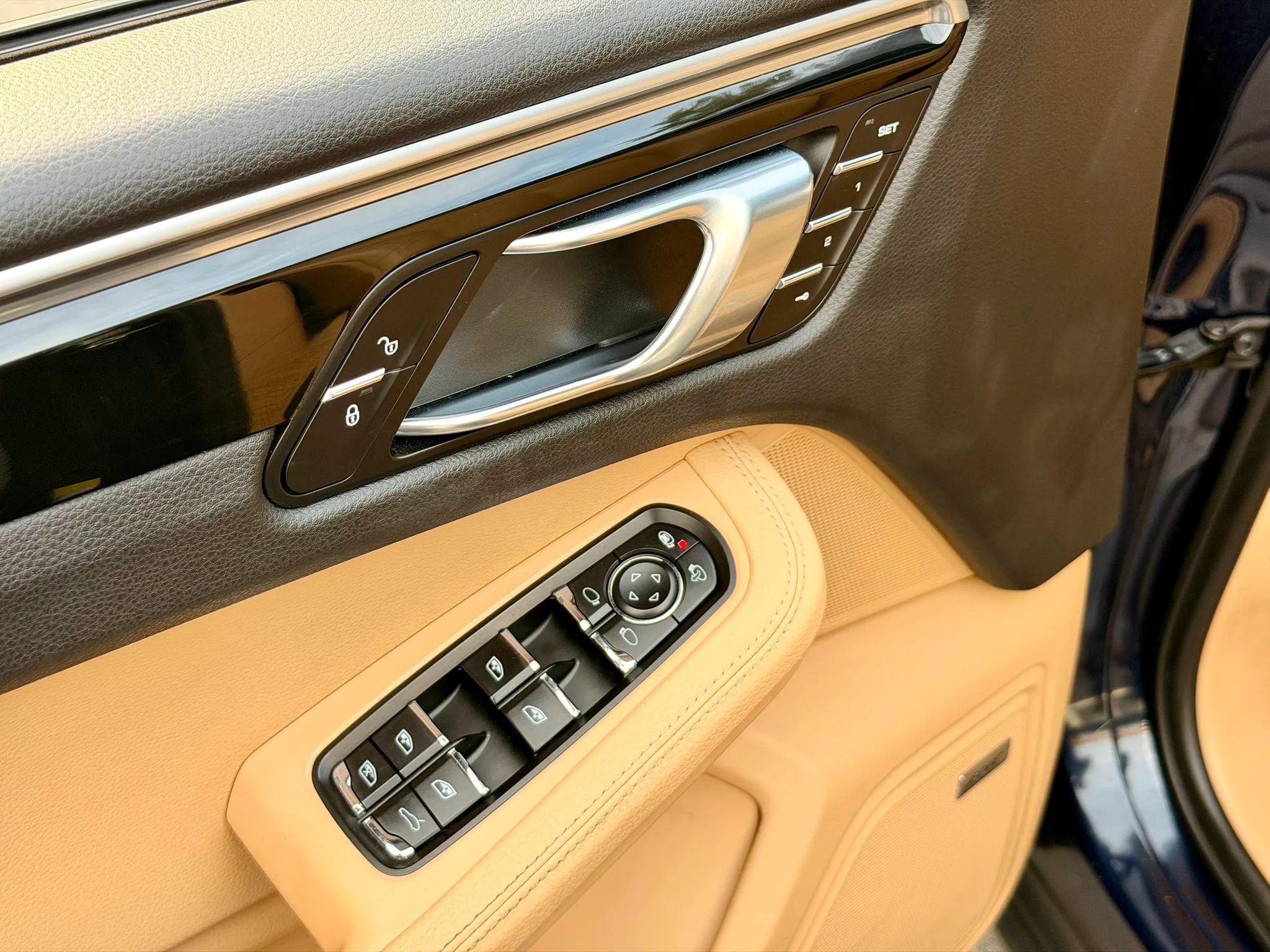 Used 2018 Porsche Macan Sport Edition AWD/4WD image 17