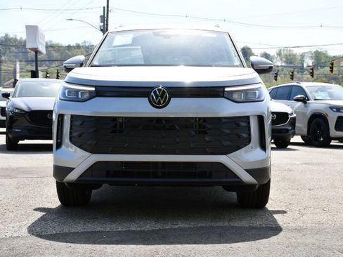 New 2026 Volkswagen Tiguan SE FWD image 2