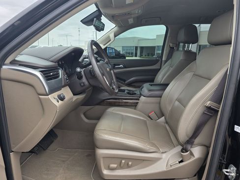 Used 2020 Chevrolet Suburban LT w/ Luxury Package RWD image 18