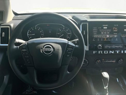 Used 2025 Nissan Frontier SV image 8