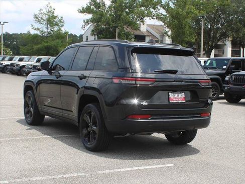 Certified 2024 Jeep Grand Cherokee Limited w/ Black Appearance Package RWD image 5