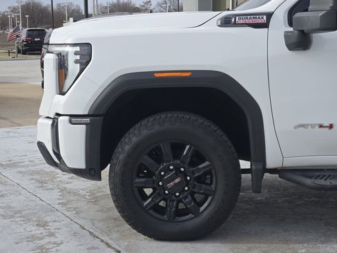 Used 2024 GMC Sierra 2500 AT4 image 9