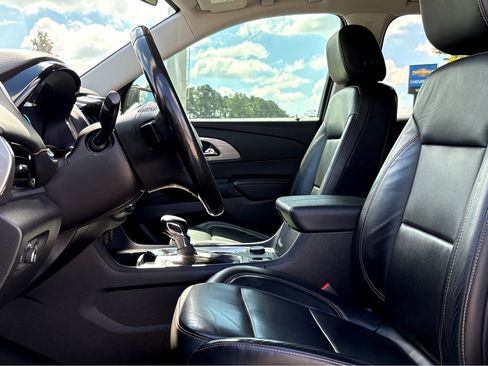 Used 2021 Chevrolet Traverse LT image 17