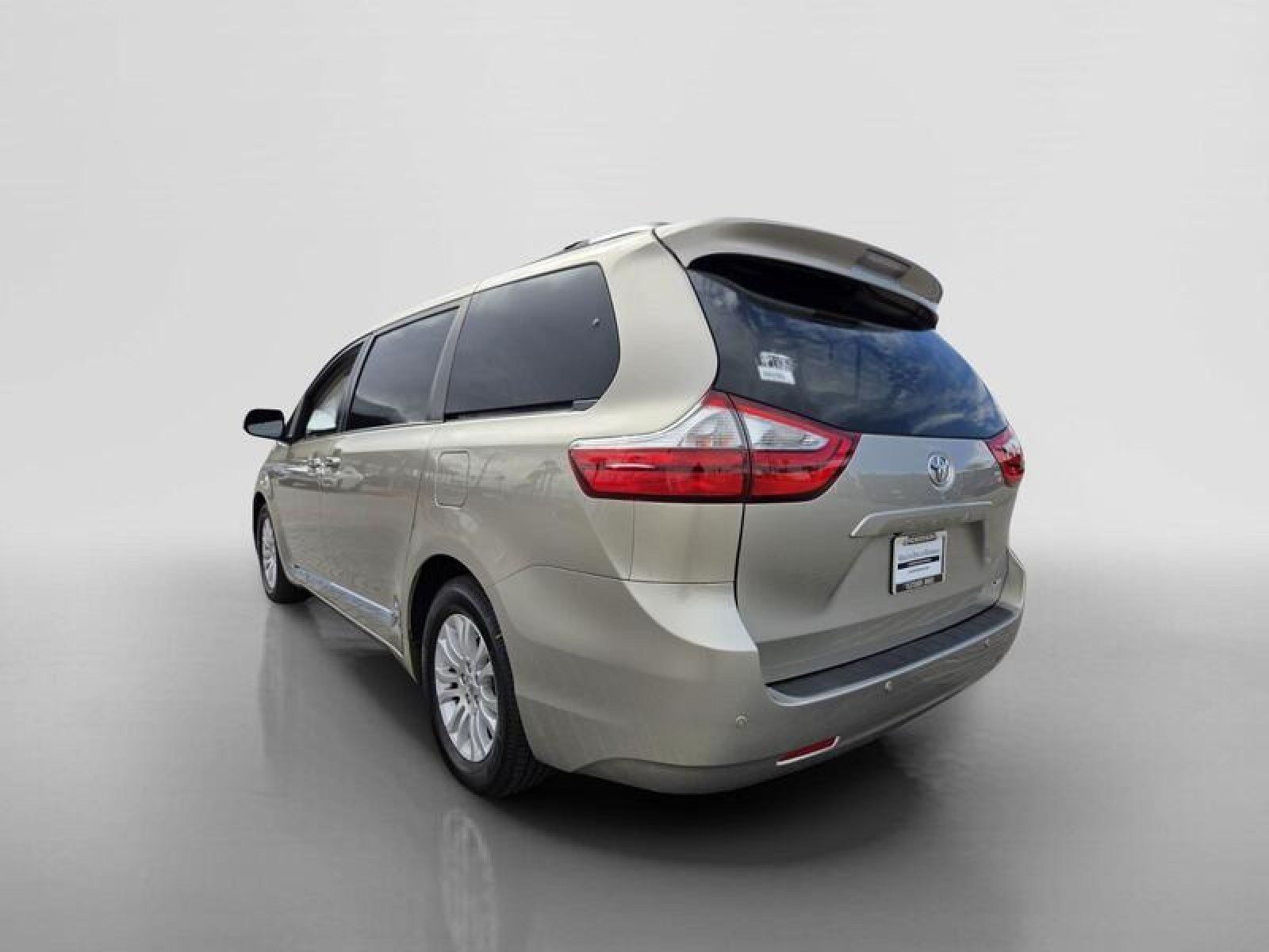 Used 2017 Toyota Sienna XLE Premium FWD image 3