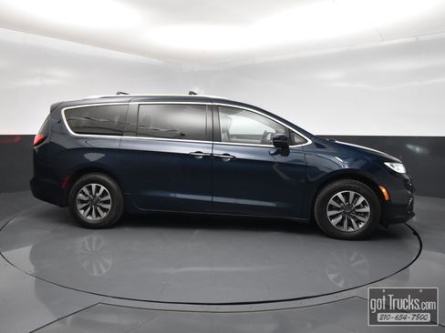 Used 2021 Chrysler Pacifica Touring-L FWD image 46