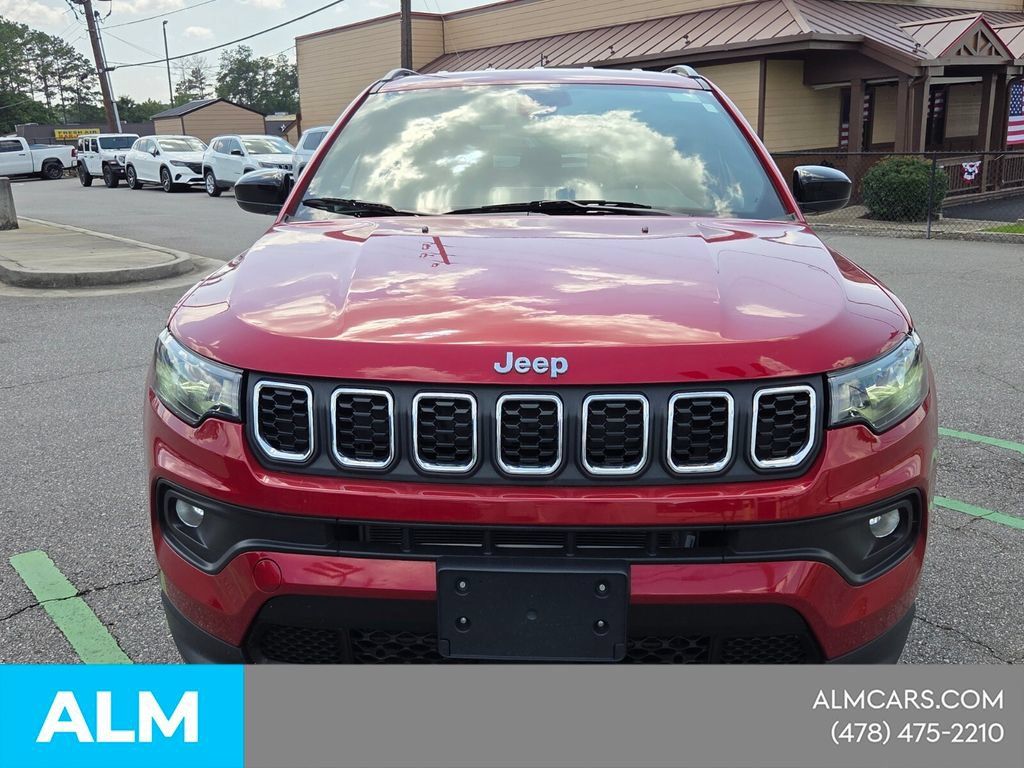 Used 2025 Jeep Compass Latitude AWD/4WD image 2