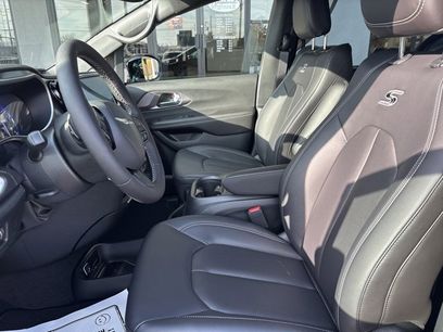New 2026 Chrysler Pacifica Select w/ S Appearance Package