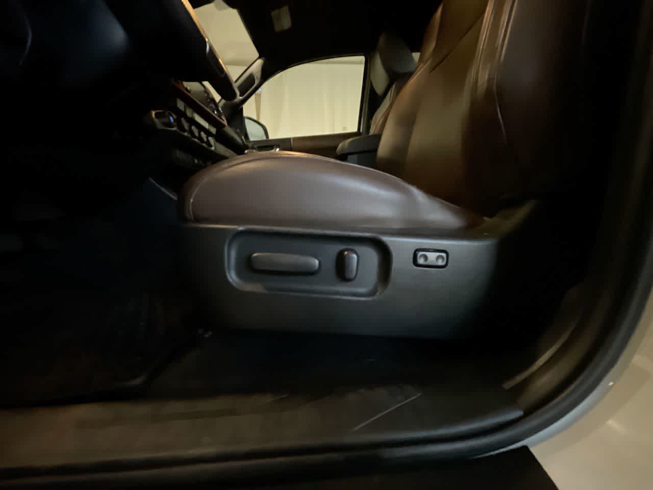 Used 2020 Toyota Tacoma Limited AWD/4WD image 12