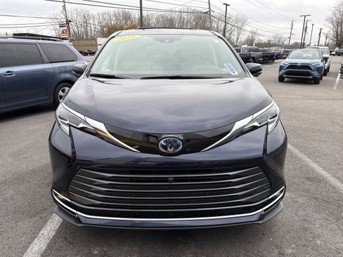 Used 2025 Toyota Sienna Platinum image 8