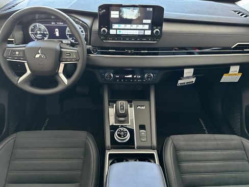 New 2025 Mitsubishi Outlander SE image 12