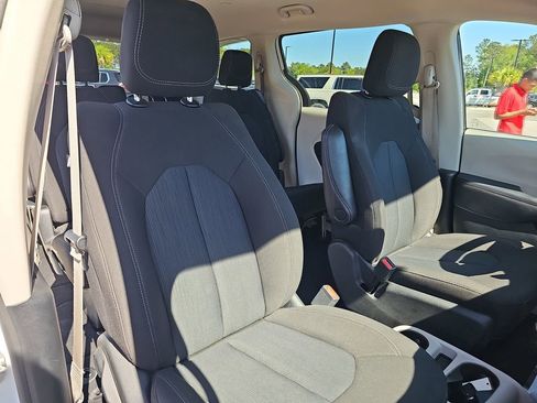 Used 2023 Chrysler Voyager LX image 13