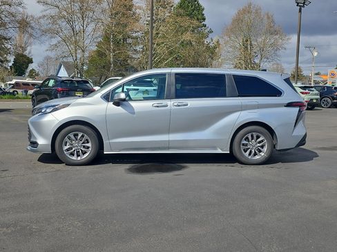 Certified 2024 Toyota Sienna LE FWD image 6