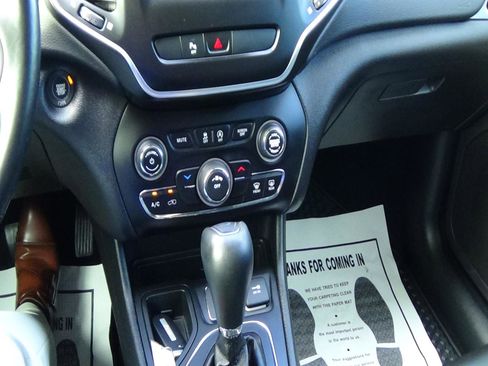 Used 2020 Jeep Cherokee Latitude Plus w/ Cold Weather Group FWD image 26