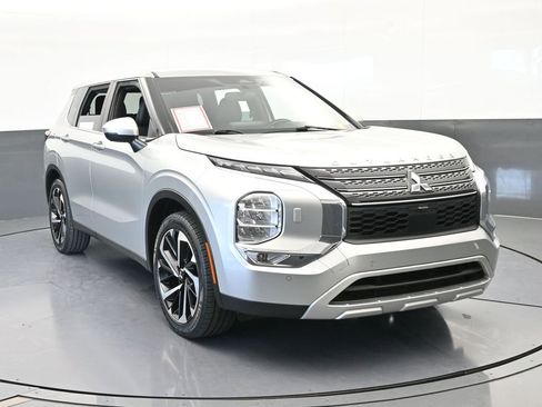 Used 2022 Mitsubishi Outlander SE image 9