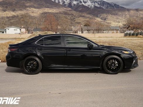 Used 2021 Toyota Camry SE image 12