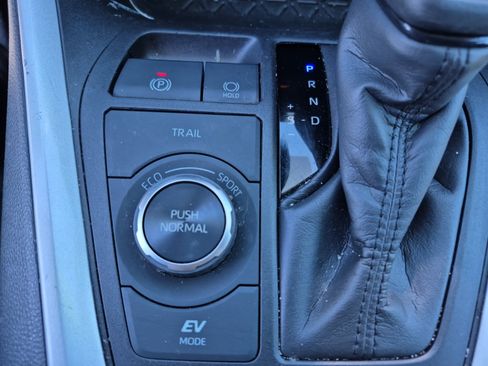 Used 2024 Toyota RAV4 XLE AWD/4WD image 32