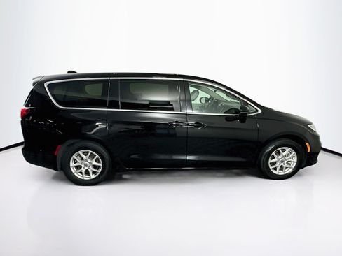 Used 2024 Chrysler Pacifica Touring-L FWD image 10