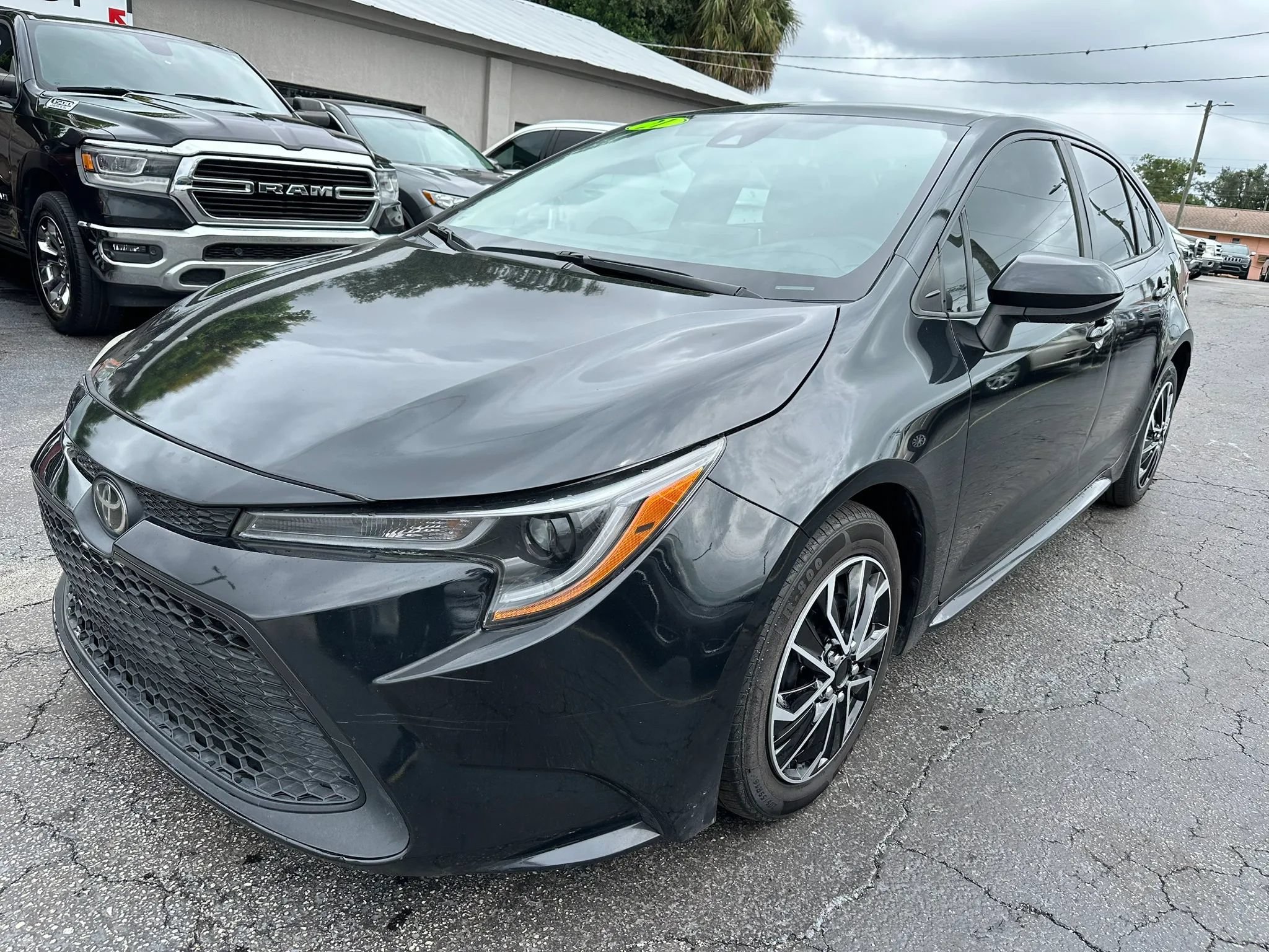 Used 2021 Toyota Corolla LE FWD image 2