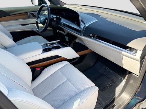 Used 2026 Cadillac Vistiq Luxury image 15