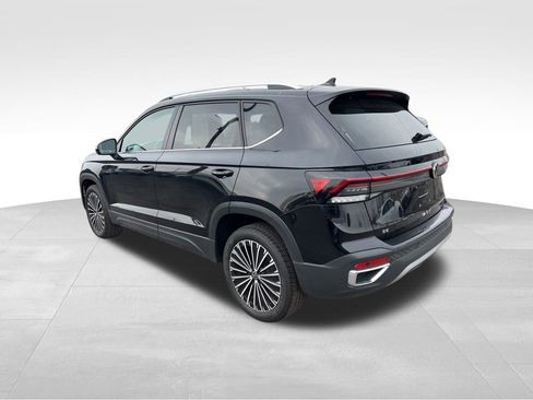 Used 2025 Volkswagen Taos SE image 5