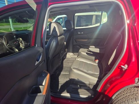 Used 2019 GMC Acadia Denali w/ Technology Package FWD image 8
