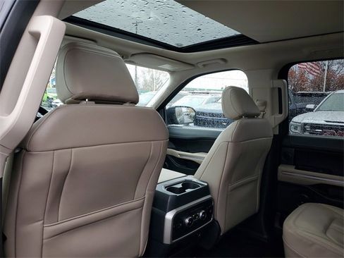 Used 2022 Ford Expedition Limited image 11