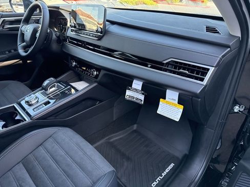 New 2025 Mitsubishi Outlander SE image 22