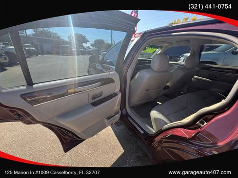 Used 2010 Lincoln Town Car Signature Limited image 18