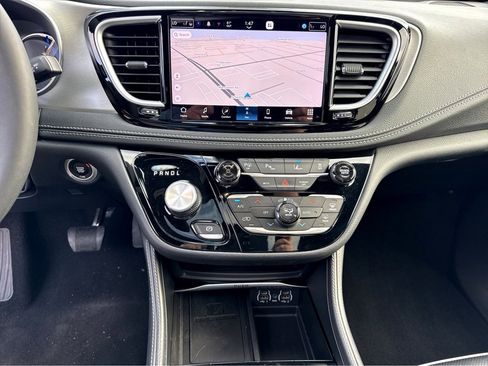 Certified 2023 Chrysler Pacifica Limited w/ S Appearance Package image 23