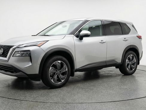 Used 2025 Nissan Rogue SV image 3