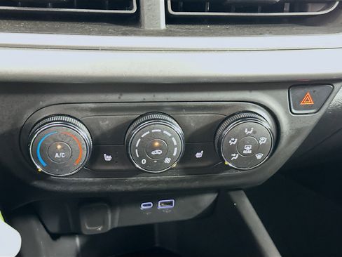 Used 2024 Chevrolet Trax RS w/ Sunroof Package image 23