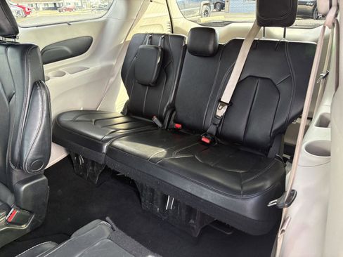 Used 2022 Chrysler Pacifica Touring-L image 17