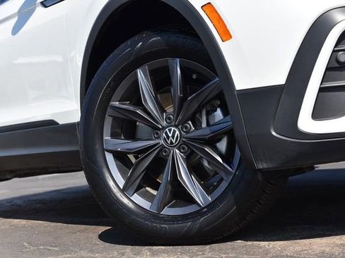 Used 2023 Volkswagen Tiguan SE w/ Panoramic Sunroof Package image 3