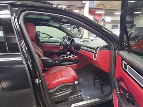 Used 2023 Porsche Cayenne AWD/4WD image 12