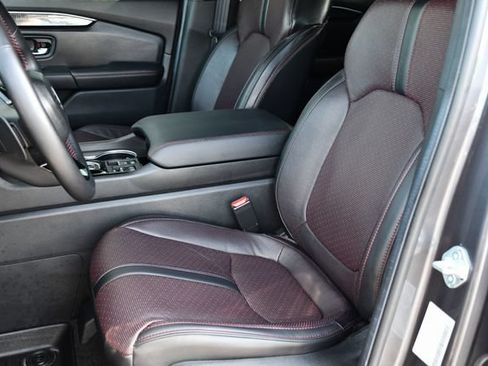 Used 2025 Honda Pilot Black Edition image 17