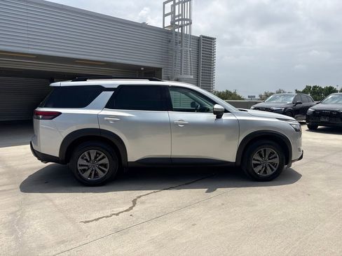 Used 2025 Nissan Pathfinder SV FWD image 4