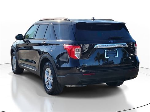 Certified 2023 Ford Explorer XLT image 3