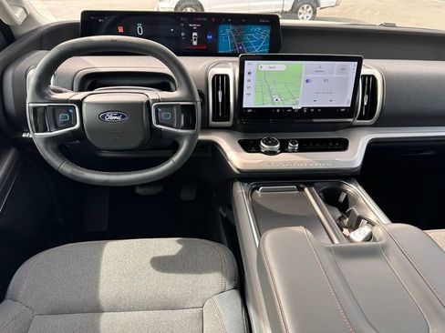 Used 2025 Ford Expedition Active image 4