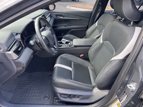 Used 2025 Toyota Camry SE w/ Convenience Package image 9