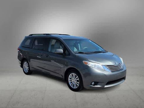 Used 2014 Toyota Sienna XLE FWD image 2
