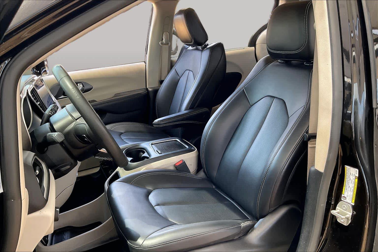Used 2024 Chrysler Pacifica Touring-L FWD image 9