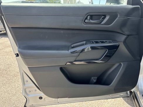 Used 2025 Nissan Pathfinder SV FWD image 18