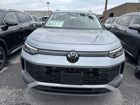 New 2025 Volkswagen Tiguan SE image 3