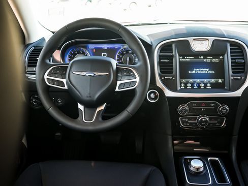 Used 2023 Chrysler 300 Touring w/ Sport Appearance Package RWD image 18