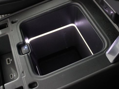 Used 2022 Land Rover Discovery S image 30