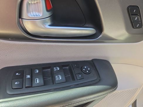 Used 2024 Chrysler Pacifica Touring-L FWD image 54