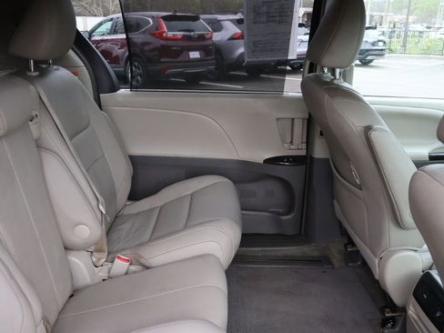 Used 2015 Toyota Sienna XLE Premium image 17