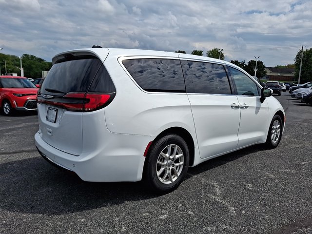 Certified 2023 Chrysler Pacifica Touring-L FWD image 8